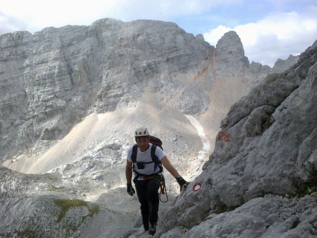Pot na Škrlatico (zadaj razgled na Dolkovo špico in Rdečo škrbino)