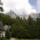 Razgled od Aljaževega doma proti Dolkovi špici in Šklatici (v oblakih)