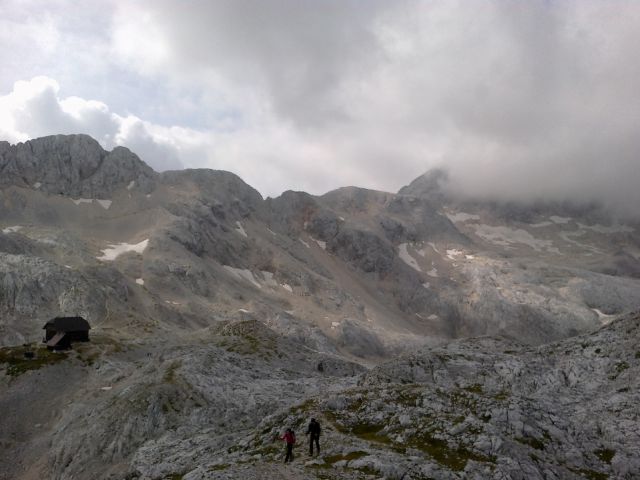 Pot na Visoko Vrbanovo špico (zadaj levo Rž, desno Triglav v oblakih)
