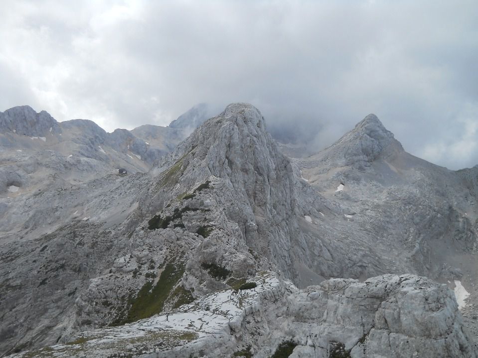 Razgled na Visoko Vrbanovo špico (levo) in Begunjski vrh (desno)