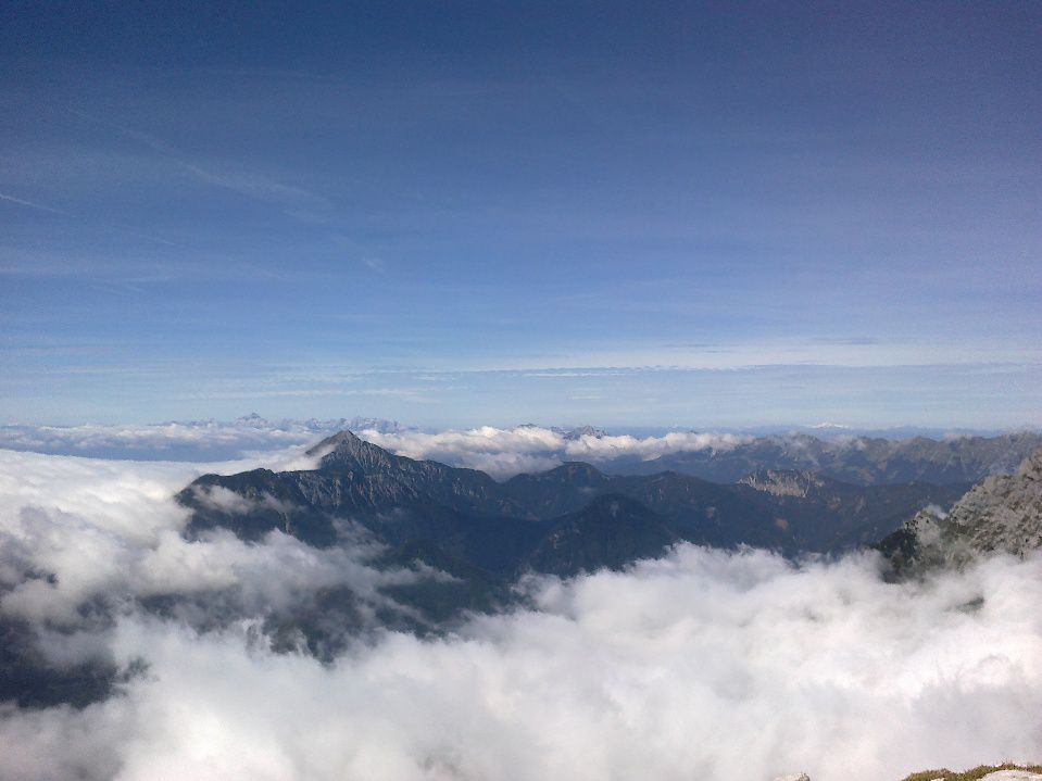 Razgled na Julijske alpe (v daljavi), Storžič (levo) in greben Košute (desno)