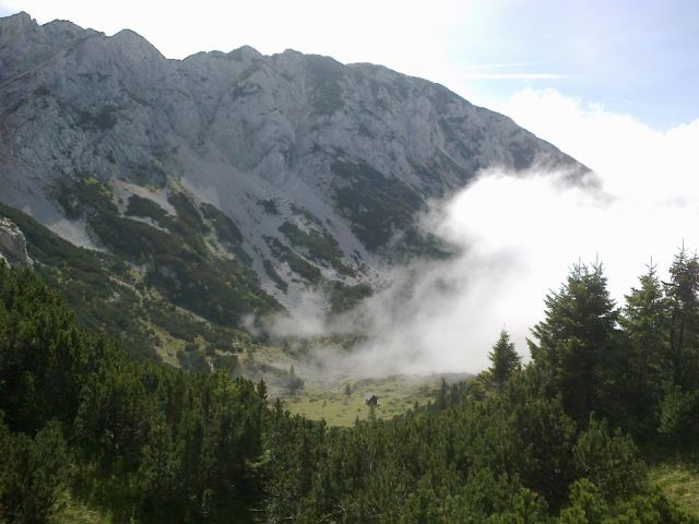 Pogled na planino Dolge njive in severni steni Krvavca