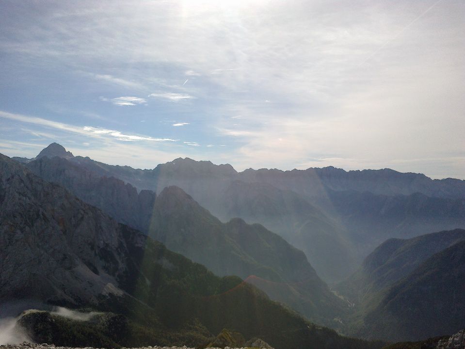 Pogled proti Triglavu, Kanjavcu in Velikemu špičju (od leve proti desni)