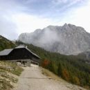 Tičarjev dom na Vršiču in Prisojnik (zadaj)