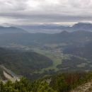 Pogled v dolino na smučarske skakalnice in Rateče ter Dobrač (v daljavi)