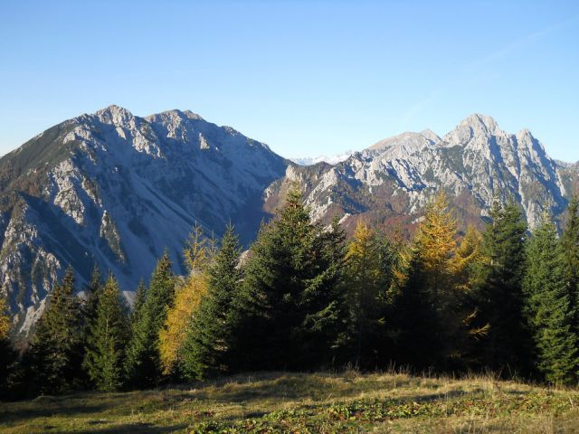 Razgled iz poti: Begunjščica, Stol, Vrtača (od leve proti desni)