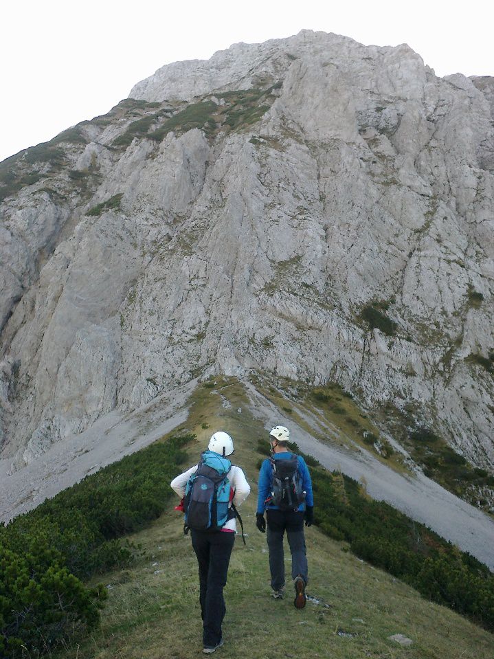 Pot proti vstopu v plezalni del na Veliki vrh