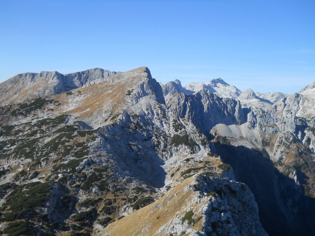 Pogled proti: Toscu, Velikemu Draškemu vrhu, Vernarju, Kanjavcu (od leve proti desni)