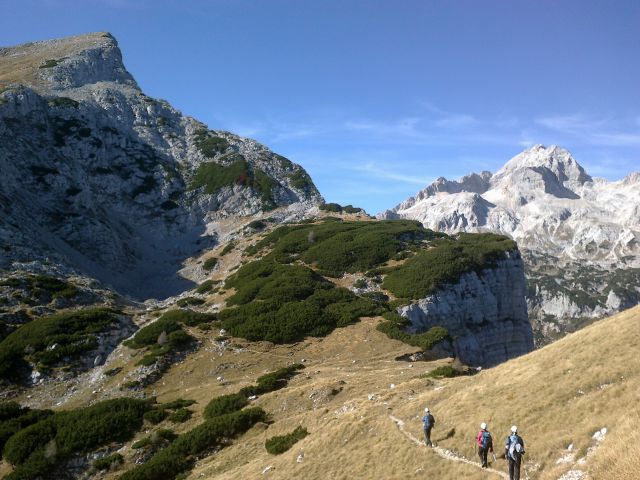 Pot proti Velikemu Draškemu vrhu (levo Veliki Draški vrh, desno Triglav)