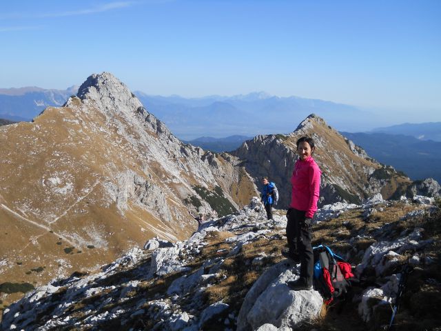 Pot na Veliki Draški vrh (zadaj levo Mali Draški vrh, desno Viševnik)