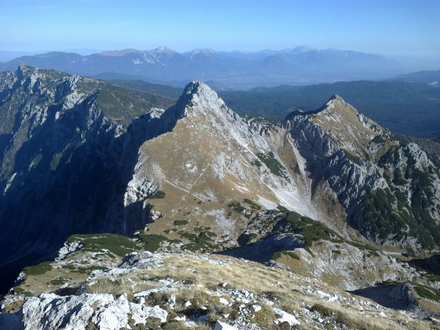 Pogled na Debelo peč, Mali Draški vrh in Viševnik (od leve proti desni)