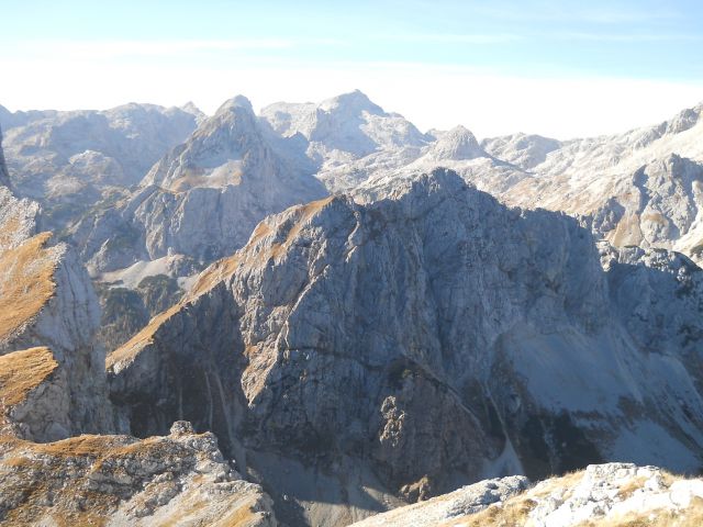 Pogled na Vernar (spredaj) in Mišelj vrh (levo) ter Kanjavec (desno)