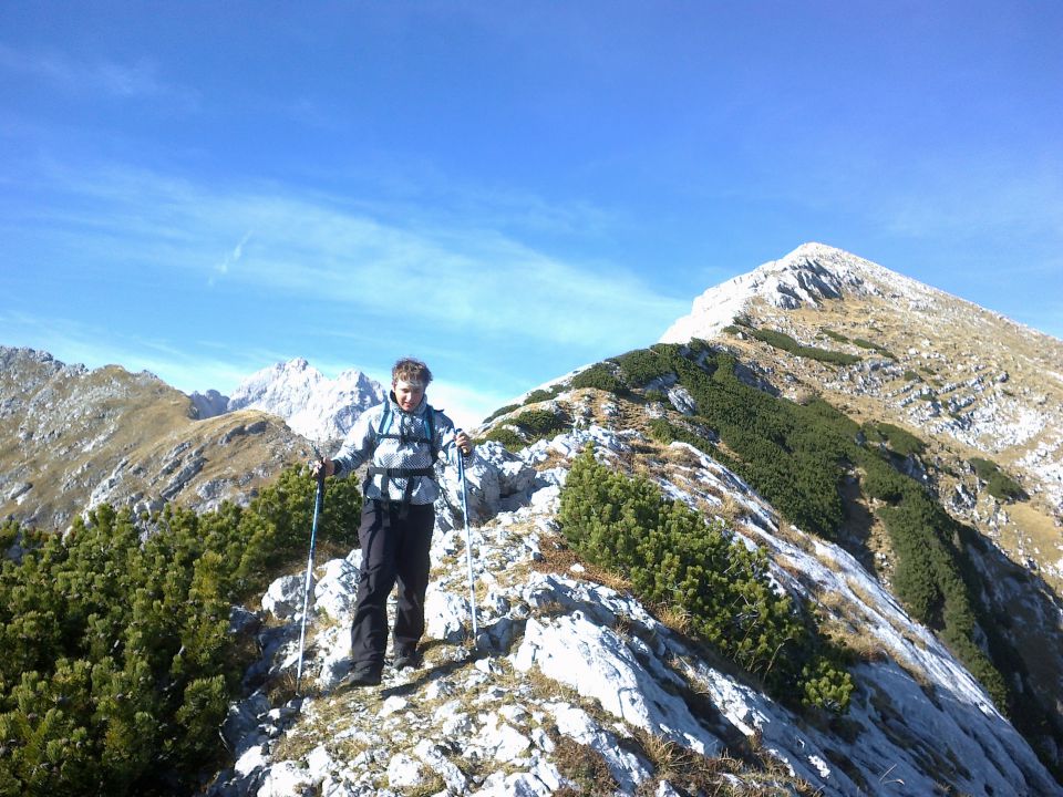 Spust iz Velikega Draškega vrha (zadaj desno vrh, levo Triglav)