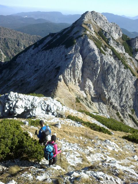 Spust iz Velikega Draškega vrha proti Studorskemu prevalu in razgled na Ablanco