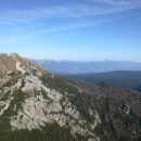 Razgled na Viševnik (v ospredju) in Karavanke ter Kamniško-Savinjske alpe (v ozadju)