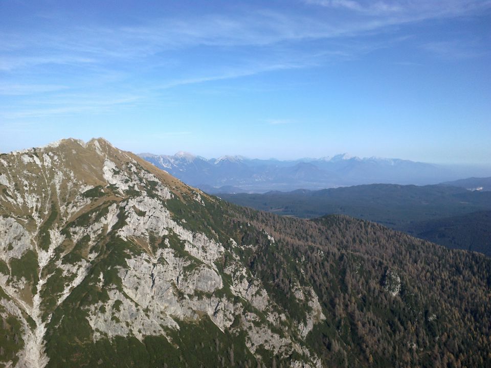 Razgled na Viševnik (v ospredju) in Karavanke ter Kamniško-Savinjske alpe (v ozadju)