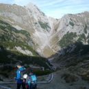 Pot nadaljujemo v dolino proti Rudnemu polju (levo Mali Draški vrh, desno Viševnik)