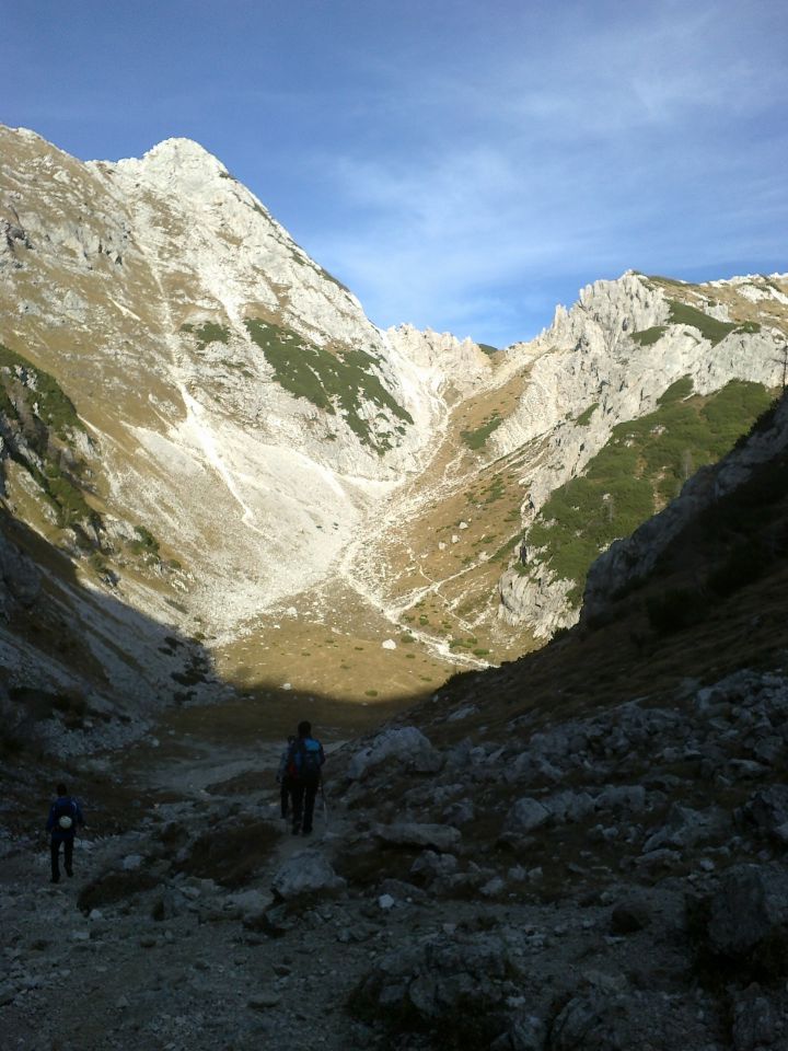 Pot v dolino proti Rudnemu polju (levo Mali Draški vrh, desno Viševnik)