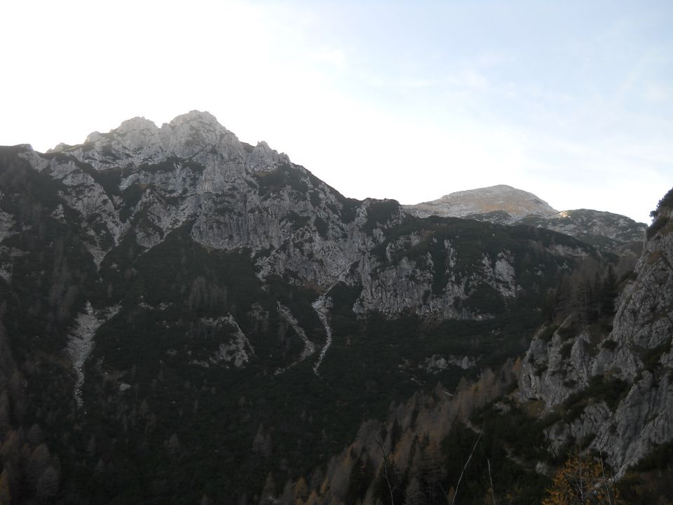 Še zadnji razgled na Ablanco (levo) in Veliki Draški vrh (desno)