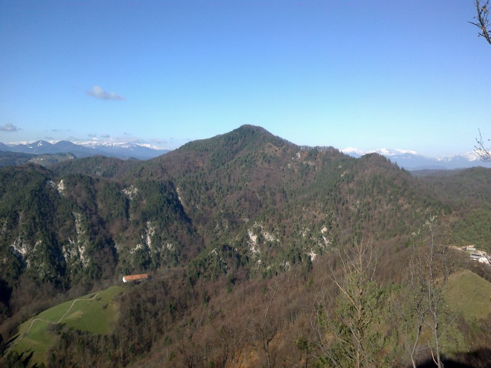 Razgled na Tošč (zadaj levo Julijske alpe, desno Karavanke)