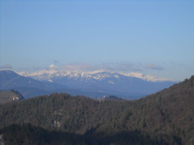 Razgled na zasneženi Triglav z okolico (približano)