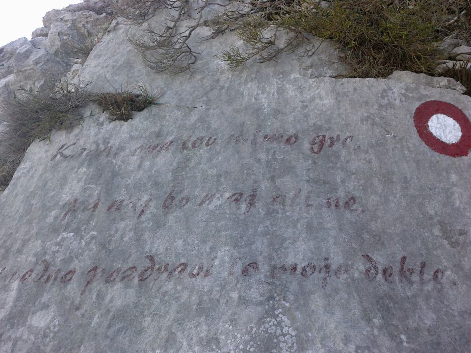 Napis na skali ob poti