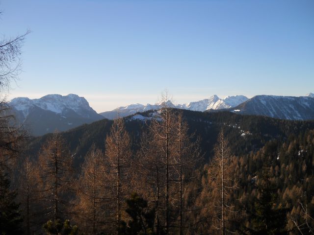 Odprejo se nam prvi razgledi na Kamniško-Savinjske alpe (levo Raduha, desno Ojstrica)