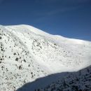 Pogled na zasneženi Končnikov vrh (levo) in Knipsovo sedlo (desno)