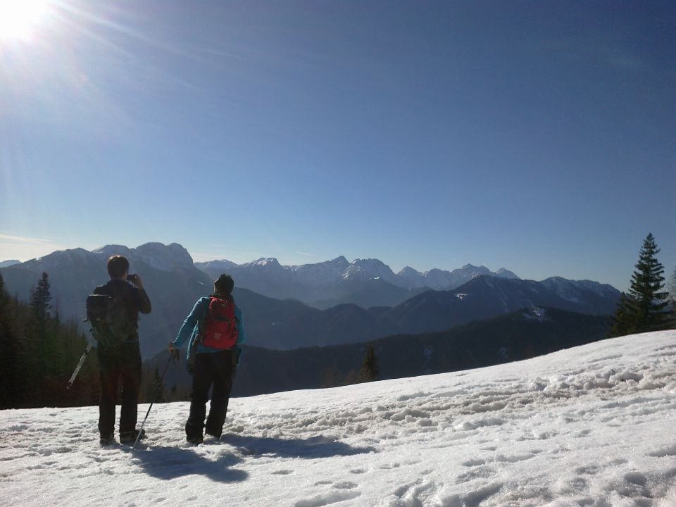 Razgledi na Kamniško-Savinjske alpe iz sedla pred Domom na Peci