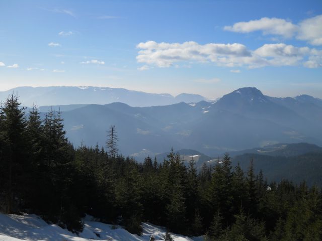 Razgled iz poti na Menino planino (levo) in Veliki Rogatec (desno)