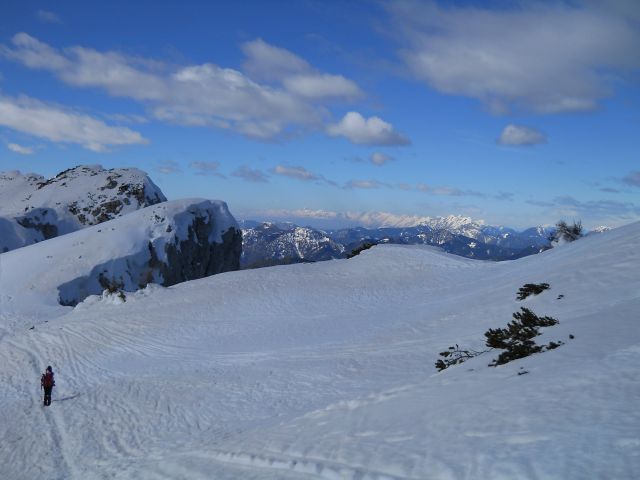 Odpre se nam razgled na Julijske alpe (levo) in Košuto (desno)
