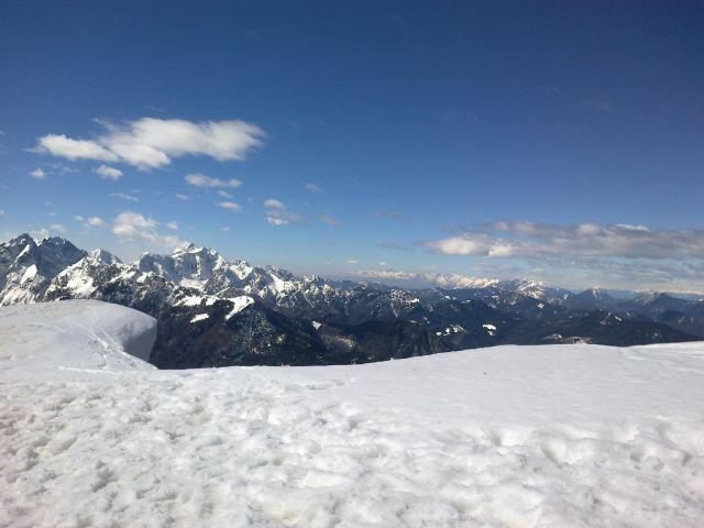 Razgled na Kamniško-Savinjske alpe, Julijske alpe in Košuto (od leve proti desni)