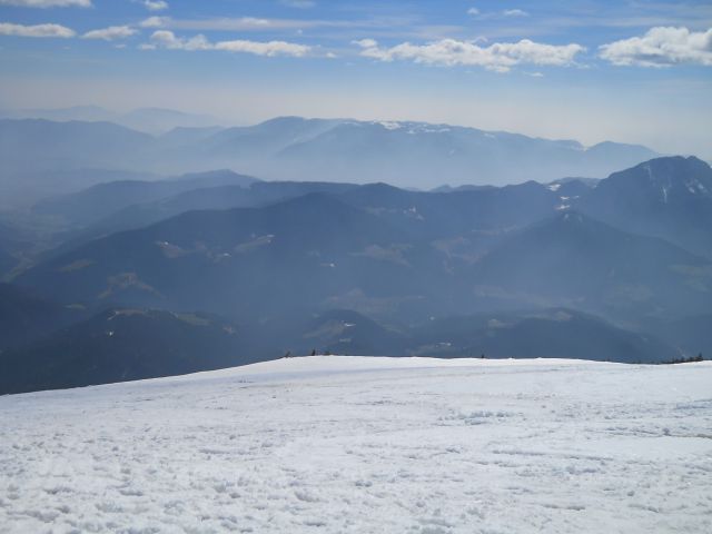 Razgled na Menino planino (levo) in Veliki Rogatec (desno)