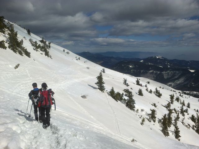 Spust iz vrha ter razgled na Uršljo goro (levo) in Smrekovec (desno)