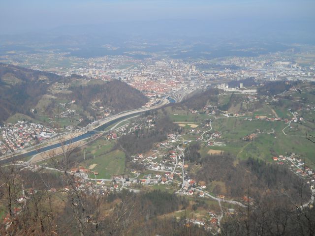 Razgled z vrha na Celjski grad in Celje z okolico