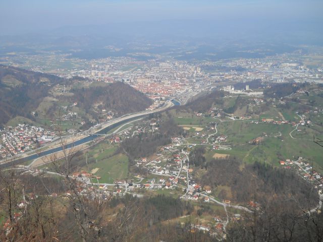 Razgled z vrha na Celjski grad in Celje z okolico