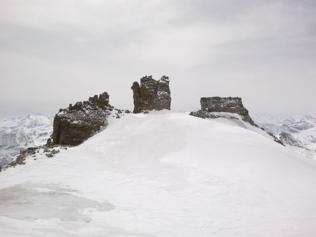Kamnita skulptura kamele ob poti (na sredini)