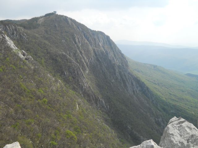 Razgled z vrha Gradiške Ture na pobočje Nanosa