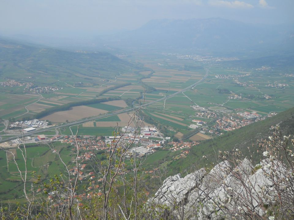 Razgled z vrha Gradiške Ture na Vipavsko dolino