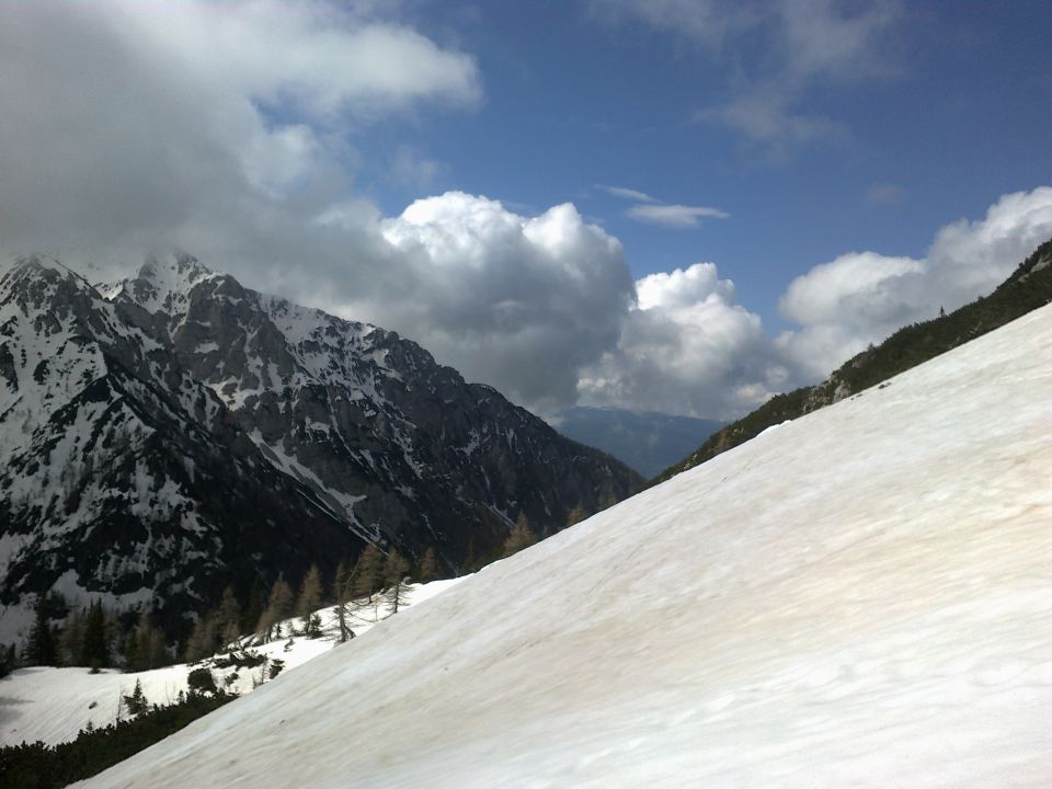 Razgled daleč proti Bohinjskim alpam