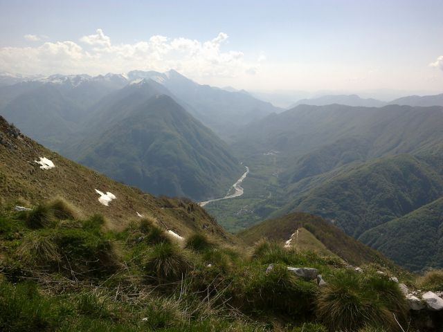 Razgled iz vrha na Krn in dolino z reko Sočo