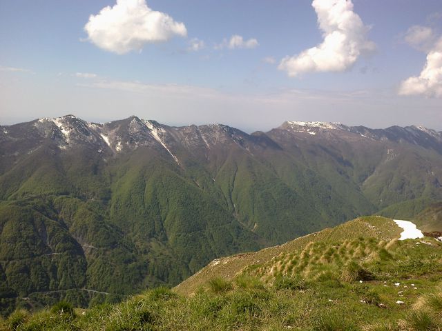 Razgled iz vrha na greben od Kobariškega Stola naprej