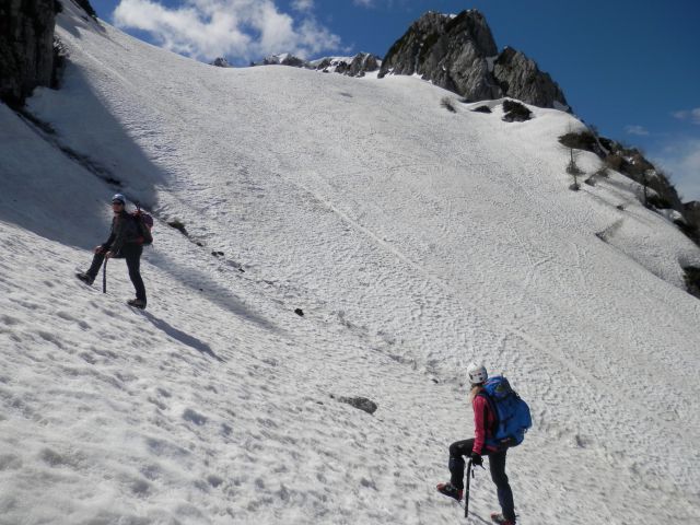 Pot proti Kamnitemu lovcu čez strma snežišča
