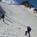Pot proti Kamnitemu lovcu čez strma snežišča