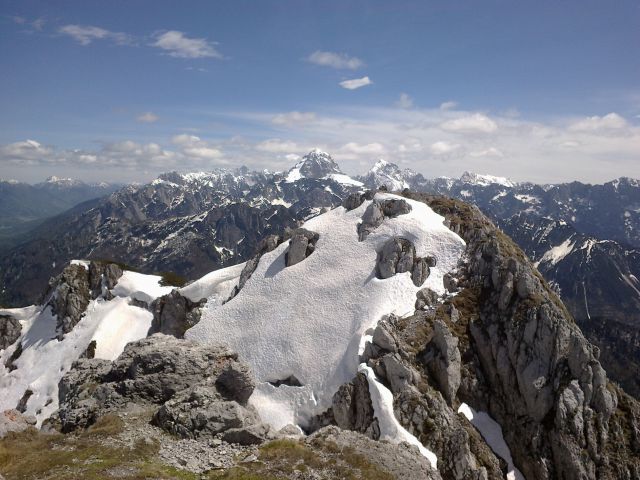Razgled z vrha na Julijske alpe, kjer izstopata Mangart (levo) in Jalovec (desno)