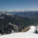 Razgled z vrha na Poldašnjo špico in italijanske alpe v daljavi