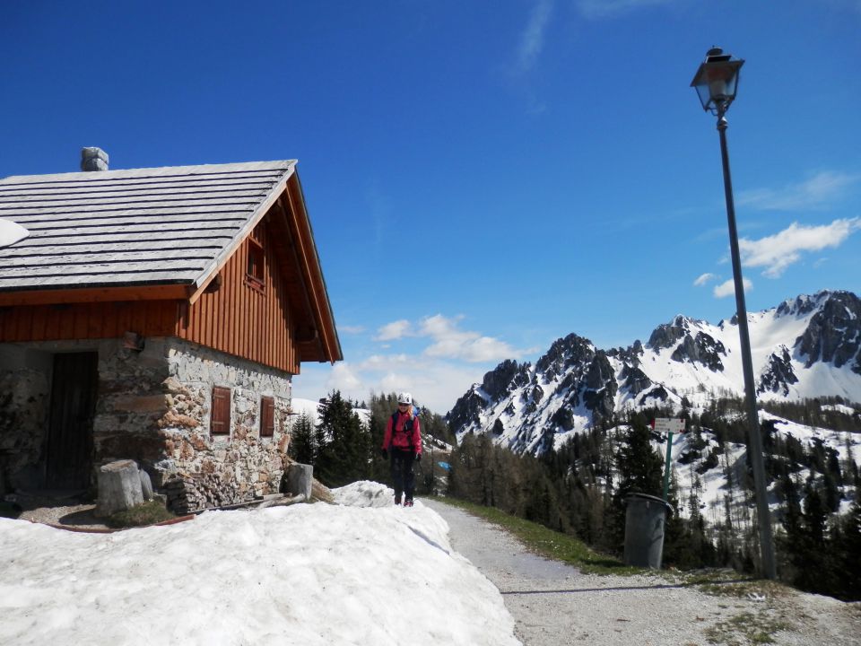 Malo pred Svetimi Višarji in razgled na Kamnitega lovca