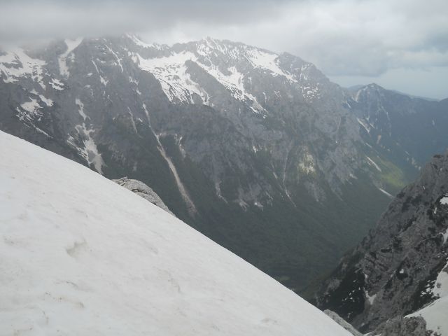 Pogled proti Škrlatici v oblakih