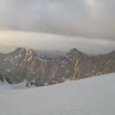 Pogled na Mali in Veliki Draški vrh, obdana z jutranjo zarjo