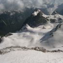 Pogled navzdol na Cmir, Begunjski vrh in Vrbanove špice (od leve proti desni)